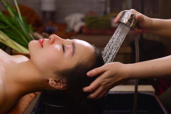 Sử dụng dầu gội phủ bạc có làm đen tóc vĩnh viễn?